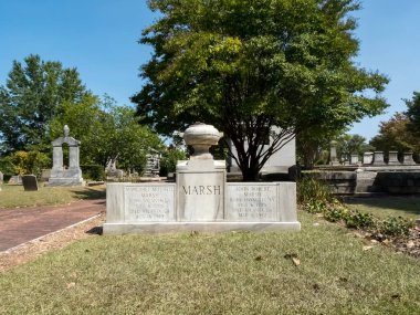 Margaret Mitchell 'in mezarlığı Atlanta' nın tarihi Oakland Mezarlığı 'nda. Basit bir mezar taşı, bereketli yeşillik ve şehrin zengin tarihi ile çevrili Rüzgar Gibi Geçti 'nin ünlü yazarını onurlandırıyor..