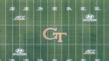 Bobby Dodd Stadyumu 'nun Hyundai Field' daki hava görüntüsü 1913 'ten beri zengin bir spor mirası olan şehir yapıları ve Georgia Teknoloji kampüsü ile çevrili Atlanta' nın göbeğinde canlı bir futbol stadyumu gösteriyor..