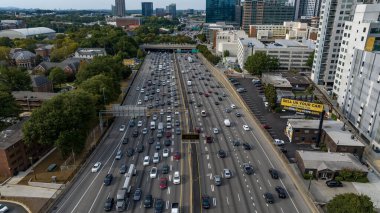 Atlanta 'nın hava manzarası, parlak gökdelenleri, yemyeşil alanları ve Mercedes-Benz Stadyumu gibi ikonik simgeleri olan canlı bir şehir manzarası sergiliyor. Karayolları, demiryolları ve tepeler bu hareketli metropol boyunca dokuyor..
