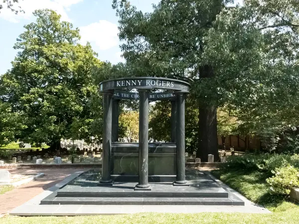 stock image Kenny Rogers' burial site in Atlanta's Oakland Cemetery honors the legendary singer, renowned for his crossover hits and Country Music Hall of Fame induction, with over 100 million records sold globally.