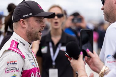 Chicago, Illinois 'den DAVID MALUKAS (66) (ABD), Gainbridge' in Lübnan 'daki Nashville Superspeedway' de sunduğu Büyük Makine Müzik Şehri Grand Prix 'ine katılmadan önce medyadan soru alıyor.