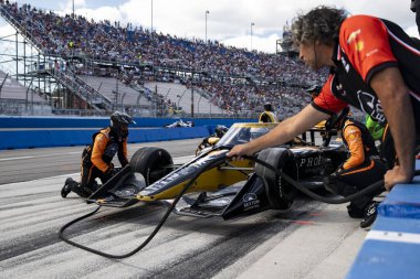AJ Foyt Racing 'in ekibi HyVee Milwaukee Mile sırasında Batı Allis' teki Milwaukee Mile 'da mola verdi..