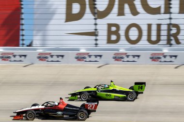 Firestone Serisi sürücüsü BRYCE AARON (27) (R), Gainbridge 'in Lübnan, TN' deki Nashville Superspeedway 'de sunduğu Big Machine Music City Grand Prix sırasında virajlarda yarışır..
