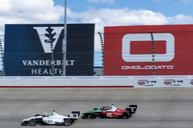 Firestone Serisi sürücüsü HRISTIAN BROOKS (39) (R) (Santa Clarita, Kaliforniya), Gainbridge 'in Lübnan' daki Nashville Superspeedway 'de sunduğu Big Machine Music City Grand Prix sırasında virajlarda yarışır..