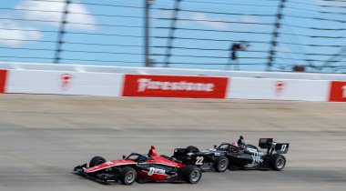 Firestone Serisi sürücüsü YUVEN SUNDARAMOORTHY (22) (R) (Oconomowoc, Wisconsin), Gainbridge tarafından Lübnan 'daki Nashville Superspeedway' de sunulan Big Machine Music City Grand Prix sırasında virajlarda yarışır..