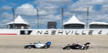 Firestone Serisi sürücüsü, Covington, Louisiana BOGLE (7) Gainbridge 'in Lübnan' daki Nashville Superspeedway 'de sunduğu Big Machine Music City Grand Prix sırasında virajlarda yarışır..