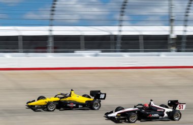 Firestone Serisi sürücüsü RASMUS LINDH (10) İsveç, Gainbridge 'in Lübnan' daki Nashville Superspeedway 'de sunduğu Big Machine Music City Grand Prix sırasında virajlarda yarışır..