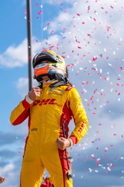 İspanya 'nın Barselona şehrinden ALEX PALOU (10) (ESP), Astor Cup' ı kazandıktan sonra Zafer Şeridine geçti ve Lübnan, TN 'deki Nashville Superspeedway' de 2024 NTT INDYCAR serisi şampiyonu oldu..