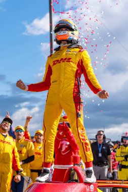 İspanya 'nın Barselona şehrinden ALEX PALOU (10) (ESP), Astor Cup' ı kazandıktan sonra Zafer Şeridine geçti ve Lübnan, TN 'deki Nashville Superspeedway' de 2024 NTT INDYCAR serisi şampiyonu oldu..