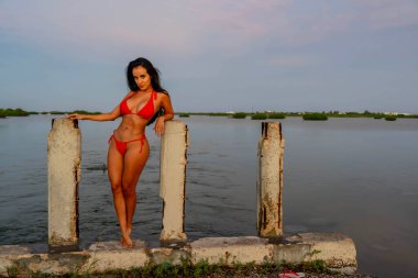 Güneş Sinanche Yucatan Meksika yakınlarındaki Meksika Körfezi 'nin üzerinden doğarken muhteşem bir Latin modeli poz veriyor.