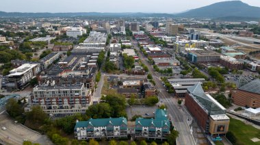 Chattanooga 'nın havadan görünüşü, şehrin Tennessee Nehri boyunca dağlarla tepeler arasında yer aldığını gösteriyor. 