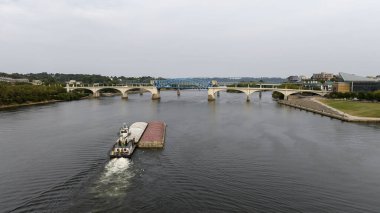 Chattanooga 'nın havadan görünüşü, şehrin Tennessee Nehri boyunca dağlarla tepeler arasında yer aldığını gösteriyor. 