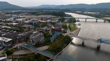 Chattanooga 'nın havadan görünüşü, şehrin Tennessee Nehri boyunca dağlarla tepeler arasında yer aldığını gösteriyor. 