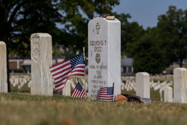 Desmond Doss, Tennessee 'deki Chattanooga Ulusal Mezarlığı' na defnedildi. 2. Dünya Savaşı sırasında yaptığı kahramanca hareketlerinden dolayı madalya almıştı. Silah taşımadan 100 'e kadar hayat kurtarmıştı..