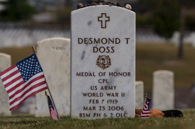 Desmond Doss, Tennessee 'deki Chattanooga Ulusal Mezarlığı' na defnedildi. 2. Dünya Savaşı sırasında yaptığı kahramanca hareketlerinden dolayı madalya almıştı. Silah taşımadan 100 'e kadar hayat kurtarmıştı..