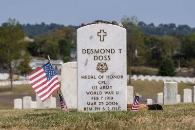 Desmond Doss, Tennessee 'deki Chattanooga Ulusal Mezarlığı' na defnedildi. 2. Dünya Savaşı sırasında yaptığı kahramanca hareketlerinden dolayı madalya almıştı. Silah taşımadan 100 'e kadar hayat kurtarmıştı..