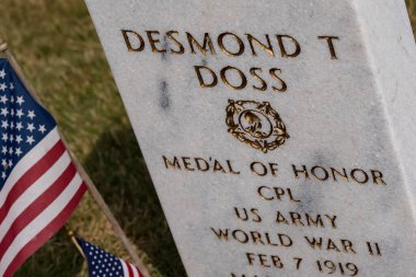 Desmond Doss, Tennessee 'deki Chattanooga Ulusal Mezarlığı' na defnedildi. 2. Dünya Savaşı sırasında yaptığı kahramanca hareketlerinden dolayı madalya almıştı. Silah taşımadan 100 'e kadar hayat kurtarmıştı..