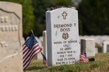 Desmond Doss, Tennessee 'deki Chattanooga Ulusal Mezarlığı' na defnedildi. 2. Dünya Savaşı sırasında yaptığı kahramanca hareketlerinden dolayı madalya almıştı. Silah taşımadan 100 'e kadar hayat kurtarmıştı..