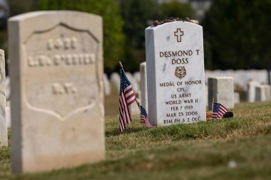 Desmond Doss, Tennessee 'deki Chattanooga Ulusal Mezarlığı' na defnedildi. 2. Dünya Savaşı sırasında yaptığı kahramanca hareketlerinden dolayı madalya almıştı. Silah taşımadan 100 'e kadar hayat kurtarmıştı..