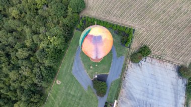 Peachoid, Gaffney, SC 'de 50 metrelik bir su kulesidir. Şeftaliye benzer ve 1 milyon galon su taşır. 1981 'de inşa edilmiş, I-85' te bir dönüm noktası, eşsiz bir mimari sergileniyor ve turistleri cezbediyor..