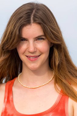 Göz kamaştırıcı bir kızıl saçlı model, marinanın pırıl pırıl mavisiyle çevrili ılık bahar güneşinde güneşleniyor. Yelkenliler yavaşça sallanıyor. Açık deniz, sonsuz uzaklığa uzanıyor..