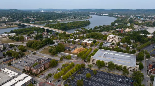 Chattanooga 'nın havadan görünüşü, şehrin Tennessee Nehri boyunca dağlarla tepeler arasında yer aldığını gösteriyor. 