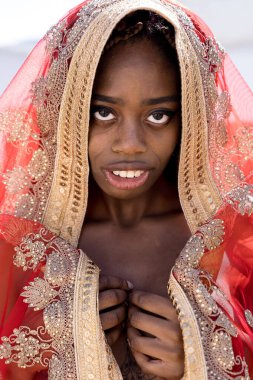 Nijerya güzelliği açık havada sersemletiyor, gösterişli figür ve zarif iç çamaşırı pozuyla enfes kilitler..