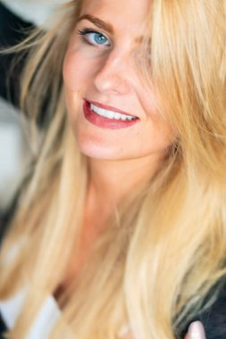 Muhteşem bir sarışın model işten önce evde vakit geçirmekten hoşlanıyor.