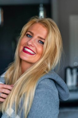 Muhteşem bir sarışın model işten önce evde vakit geçirmekten hoşlanıyor.