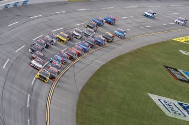 GRANT ENFINGER (9), Lincoln, AL 'deki Talladega Superspeedway' deki Love 's RV Stop 225' te sahaya ön taraftan giriyor..