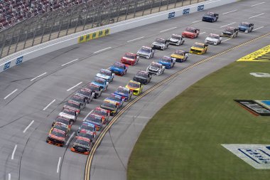 WILLIAM SAWALICH (1), Lincoln, AL 'deki Talladega Superspeedway 225 no' lu karavan durağında alanı ön kısımdan geçirir..