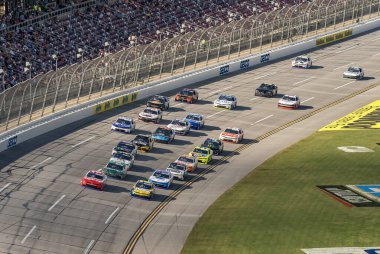 NASCAR Xfinity Serisi sürücüsü AJ ALLMENDINGER (16), Birleşik Kiralama sırasında ön cephede yarışır..