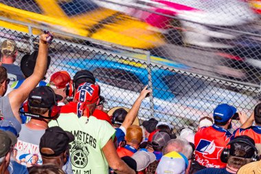 Taraftarlar en sevdikleri sürücülerin Talladega Superspeedway 'de YellaWood Pressure Treated Pine 500' de yarışmasını izliyorlar. Lincoln, AL 'ın kalbindeki yüksek hız ve beceriyi gösteren heyecan verici bir olay..