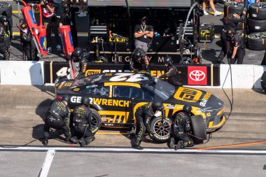 JOHN HUNTER NEMECHEK (42), Lincoln, AL 'deki Talladega Superspeedway' de YellaWood Treated Pine 500 'de servis için aşağıya iniyor..