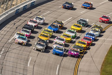 NASCAR Cup Serisi pilotu DANIEL HEMRIC (31), Lincoln, AL 'deki Talladega Superspeedway' de YellaWood Stres Tedavi Çam 500 sırasında virajlarda yarışır..