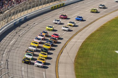 NASCAR Kupa Serisi sürücüsü, CHRIS BUESCHER (17), Lincoln, AL 'deki Talladega Superspeedway' de YellaWood Treated Pine 500 sırasında virajlarda yarışır..