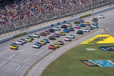 NASCAR Cup Serisi sürücüsü, JOEY LOGANO (22), Lincoln, AL 'deki Talladega Superspeedway' de YellaWood Treated Pine 500 sırasında virajlarda yarışır..