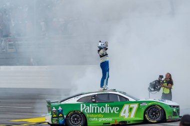 NASCAR Kupa Serisi pilotu RICKY STENHOUSE JR (47), Lincoln, AL 'deki Talladega Superspeedway' de Yellawood Basınç Tedavi Çam 500 dalında zaferini kutluyor..