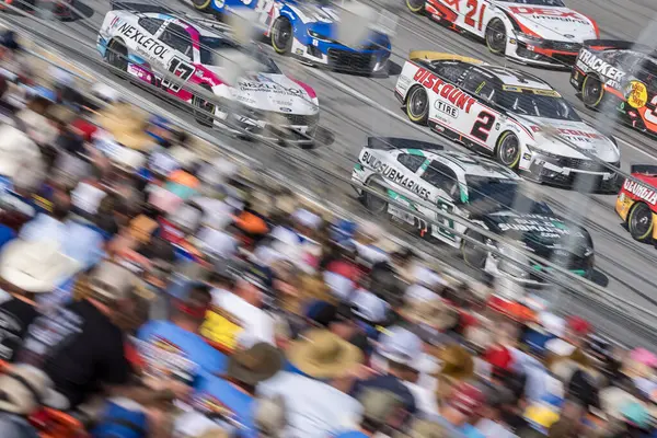 NASCAR Kupa Serisi sürücüsü, BRAD KESELOWSKI (6), Lincoln, AL 'deki Talladega Superspeedway' de Yellawood Basınçlı Çam 500 pistinde yarışır..