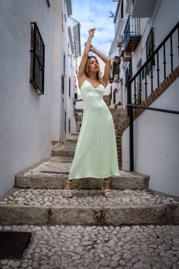 Çarpıcı İspanyol modeli, Frigiliana sokaklarında geleneksel kıyafetlerini sergiliyor..