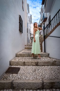 Çarpıcı İspanyol modeli, Frigiliana sokaklarında geleneksel kıyafetlerini sergiliyor..