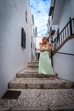 Çarpıcı İspanyol modeli, Frigiliana sokaklarında geleneksel kıyafetlerini sergiliyor..