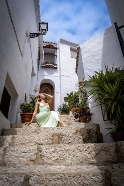 Çarpıcı İspanyol modeli, Frigiliana sokaklarında geleneksel kıyafetlerini sergiliyor..