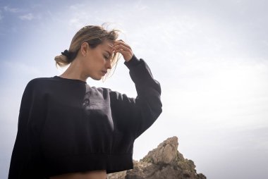 Muhteşem Venezuelalı sarışın bikini modeli Alboran Denizi 'nin güzelliğinden zevk alıyor, tatilde kumsalda keyif çatıyor..