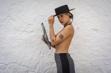 Şehvetli Venezuelalı model geleneksel İspanyol kıyafetleriyle kıvrımlar ve güzellik sergiliyor, zarif üstsüz..