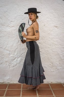 Şehvetli Venezuelalı model geleneksel İspanyol kıyafetleriyle kıvrımlar ve güzellik sergiliyor, zarif üstsüz..