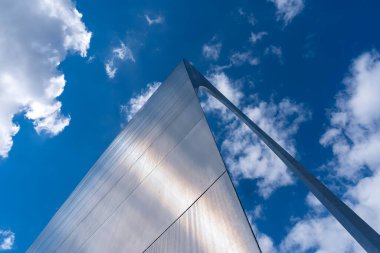 St. Louis 'deki Geçit Kemeri, 630 fit paslanmaz çelik bir anıt, gökyüzüne karşı parıldayan bir katenareri eğrisi oluşturur. Mississippi Nehri üzerinde yükselen bina, ABD 'nin batıya doğru genişlemesini sembolize ediyor ve sayısız ziyaretçi çekiyor..