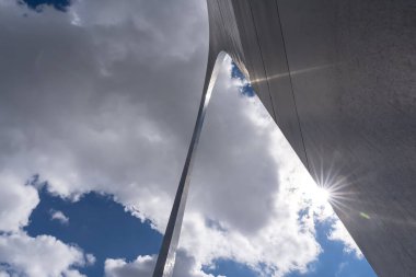 The Gateway Arch in St. Louis, a 630-foot stainless steel monument, forms a gleaming catenary curve against the sky. Towering over the Mississippi River, it symbolizes U.S. westward expansion and draws countless visitors. clipart