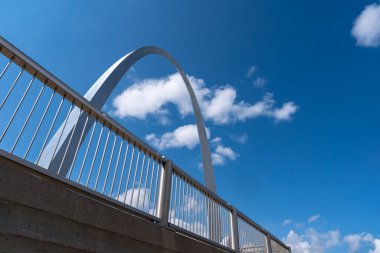 The Gateway Arch in St. Louis, a 630-foot stainless steel monument, forms a gleaming catenary curve against the sky. Towering over the Mississippi River, it symbolizes U.S. westward expansion and draws countless visitors. clipart