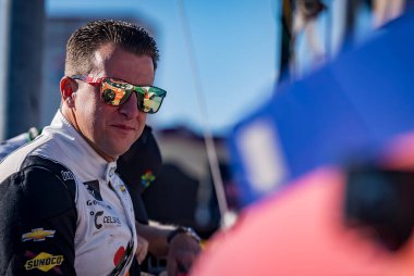 NASCAR Xfinity Serisi sürücüsü AJ ALLMENDINGER (16), Concord, NC 'deki Charlotte Motor Yarış Pisti' nde Bank of America ROVAL 400 için pratik yapmaya hazırlanıyor..